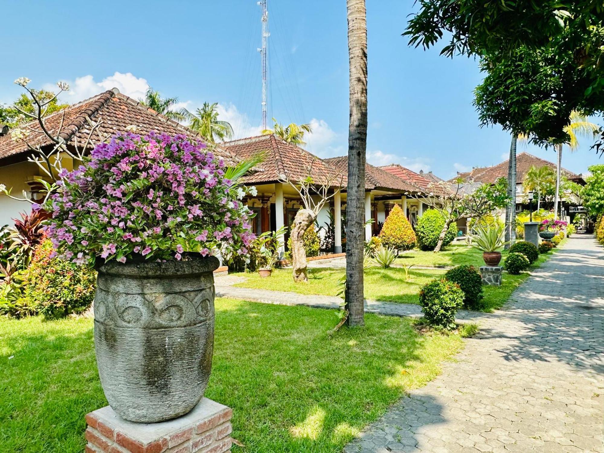 Puri Bali Hotel Lovina  Exterior photo